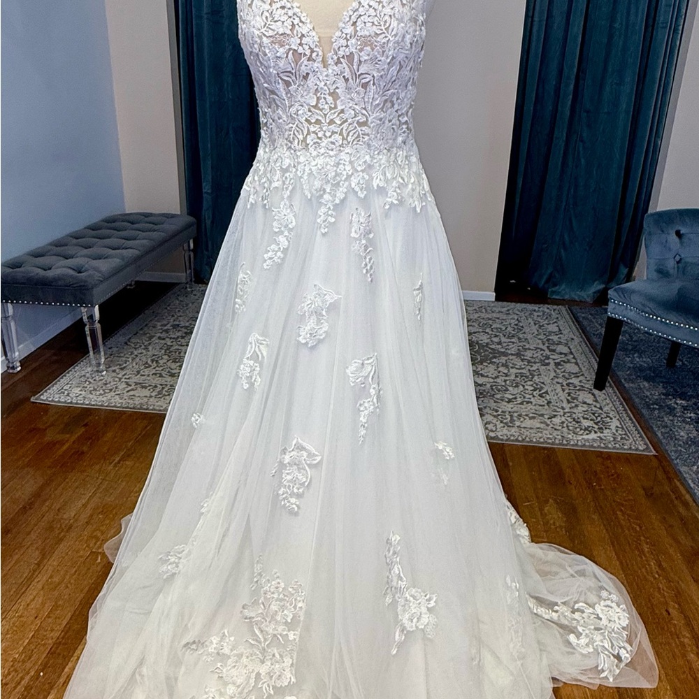 Maggie Sottero Elegant White Wedding Dress - Picture 4 of 9